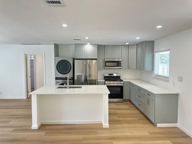 Building Photo - 2902 Spring Cir