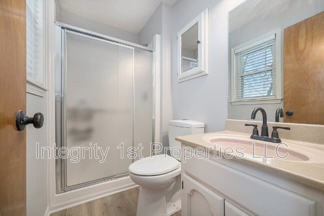 Building Photo - 6410 NW Hilldale Dr