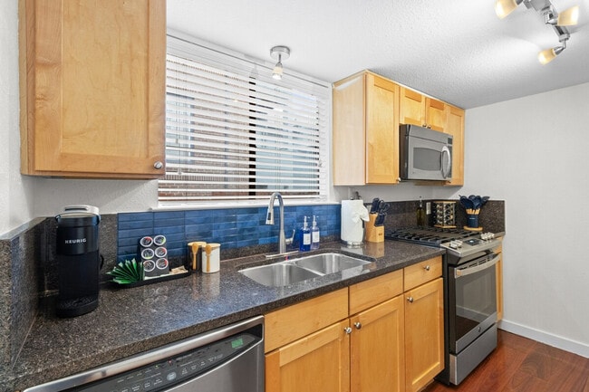 Building Photo - 800 S 1st St