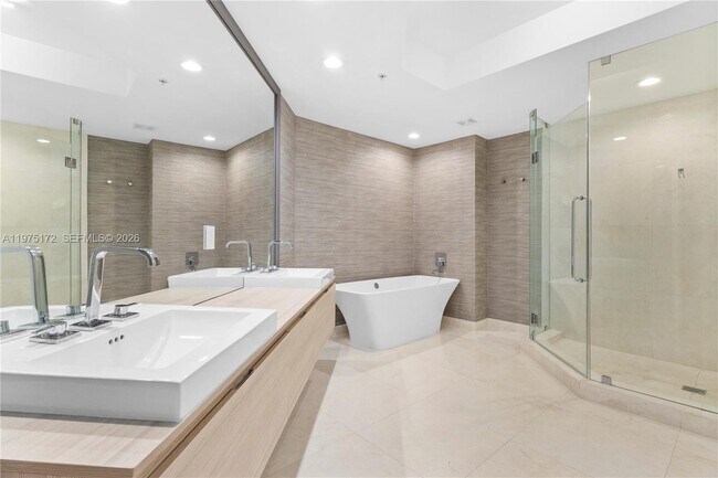 Building Photo - 17301 Biscayne Blvd