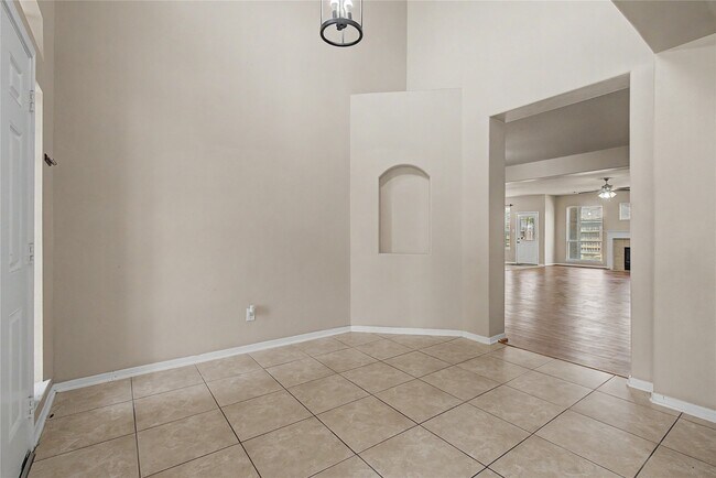 Building Photo - 9947 Valance Way