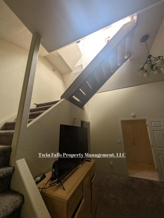 Building Photo - 917 Main St