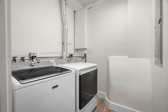 Building Photo - 251 SE 7th St