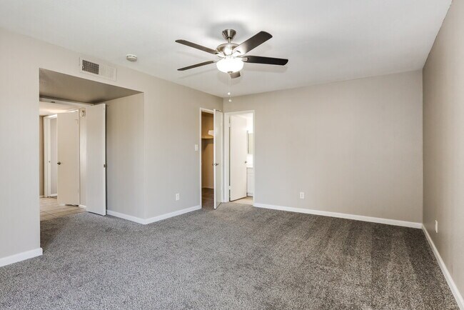 Building Photo - 2300 E Chicago St