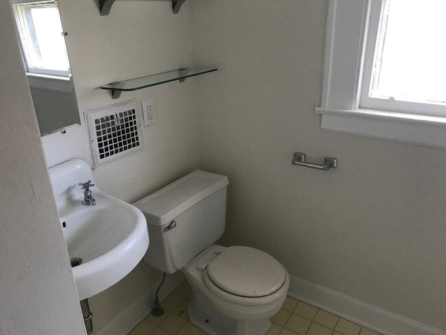 Building Photo - Cute 2 Bedroom Duplex in Plaza Midwood!