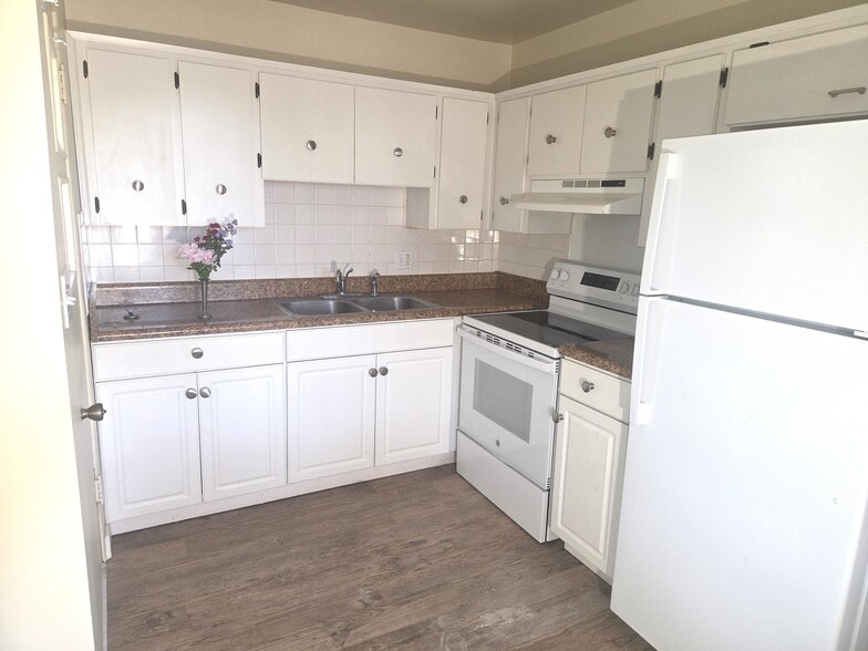 Kitchen - 416 N Summerlin Ave