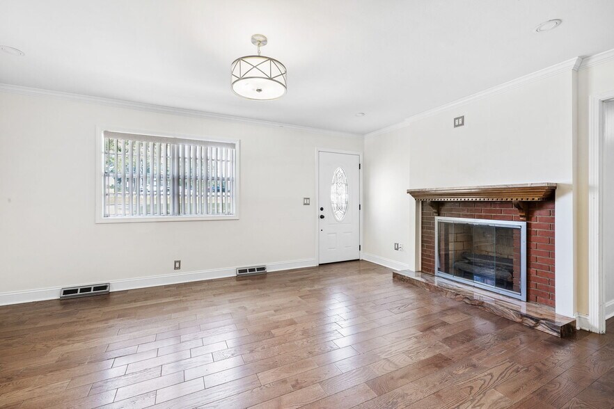 Living - 1319 Legend Rd