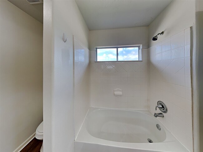 Building Photo - 4407 Crossvine Ave