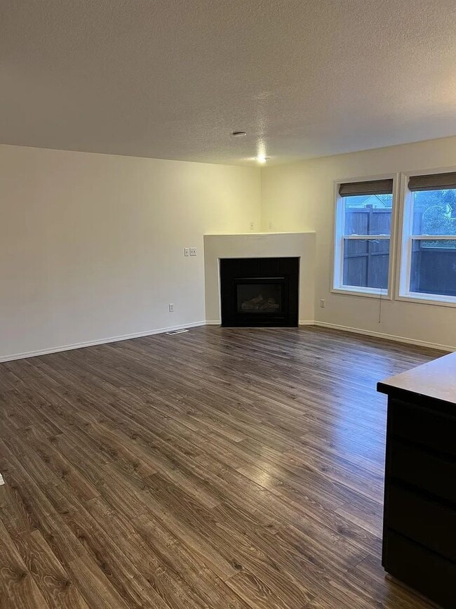 Building Photo - Enormous Tri-Level Townhome 2/2 w/Bonus Room Available Feb. 6th