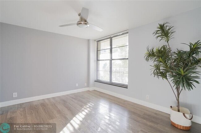 Building Photo - 7 Royal Palm Way