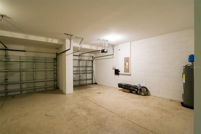 Building Photo - 1208 Oakcrest Dr