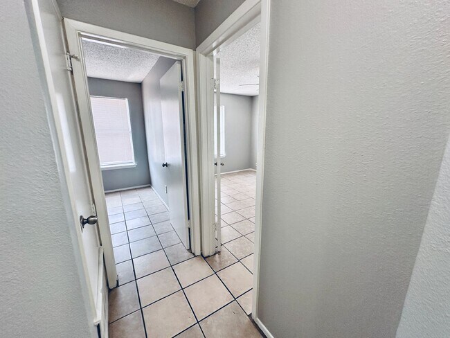 Building Photo - 5305 Woodland Oaks Ct