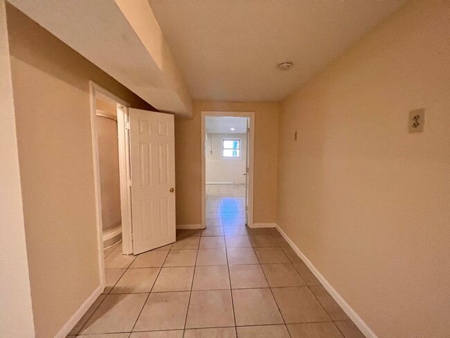 Building Photo - Spacious 3 bedroom Town House!