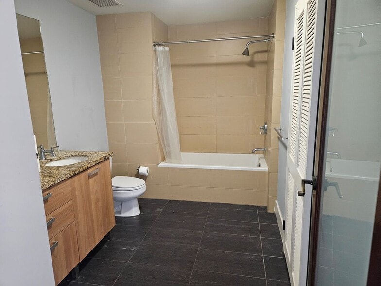 Building Photo - 460 S Spring St