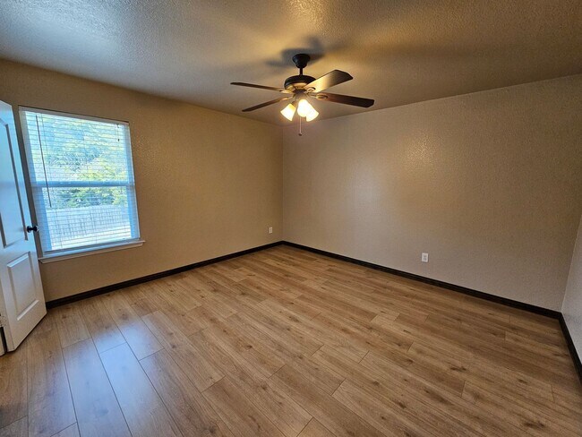 Building Photo - Spacious & Inviting 6-Bedroom Cedar Hill Home – Perfect for Your Next Move