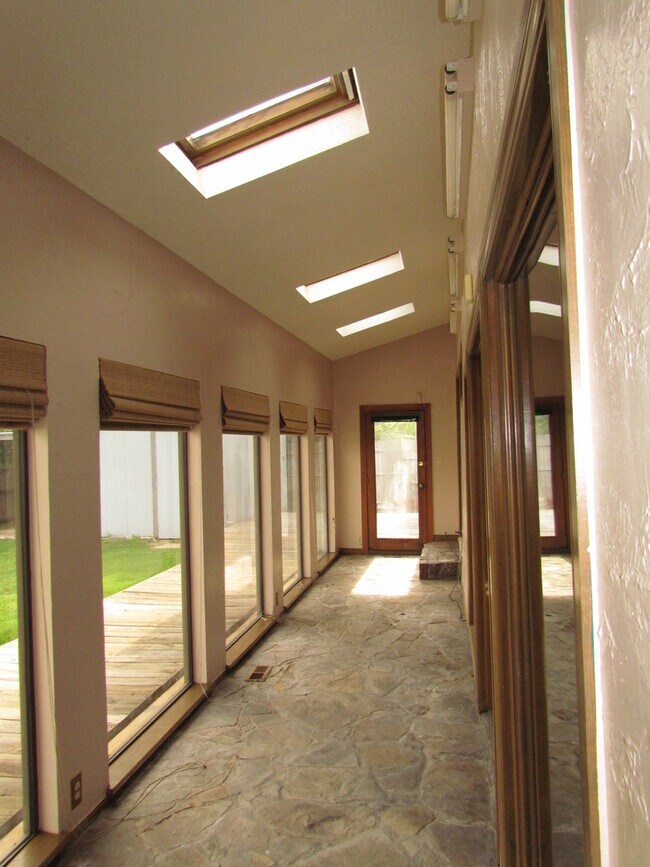 Building Photo - 4 or 5 bedroom and a bonus room with 4 baths for rent in SW OKC (Moore schools)!  Lots of space a...