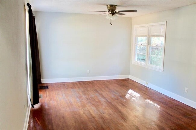 Building Photo - 3325 Kemble Ave