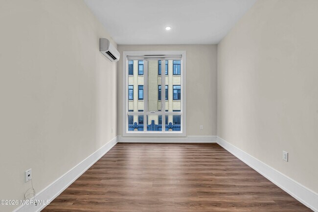 Building Photo - 527 Bangs Ave