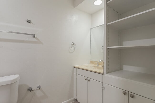 Building Photo - Spacious & Modernized Duplex Living in Southwest Fort Worth