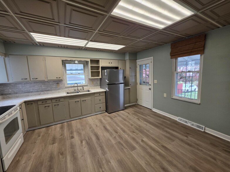 Building Photo - 1704 Broad St