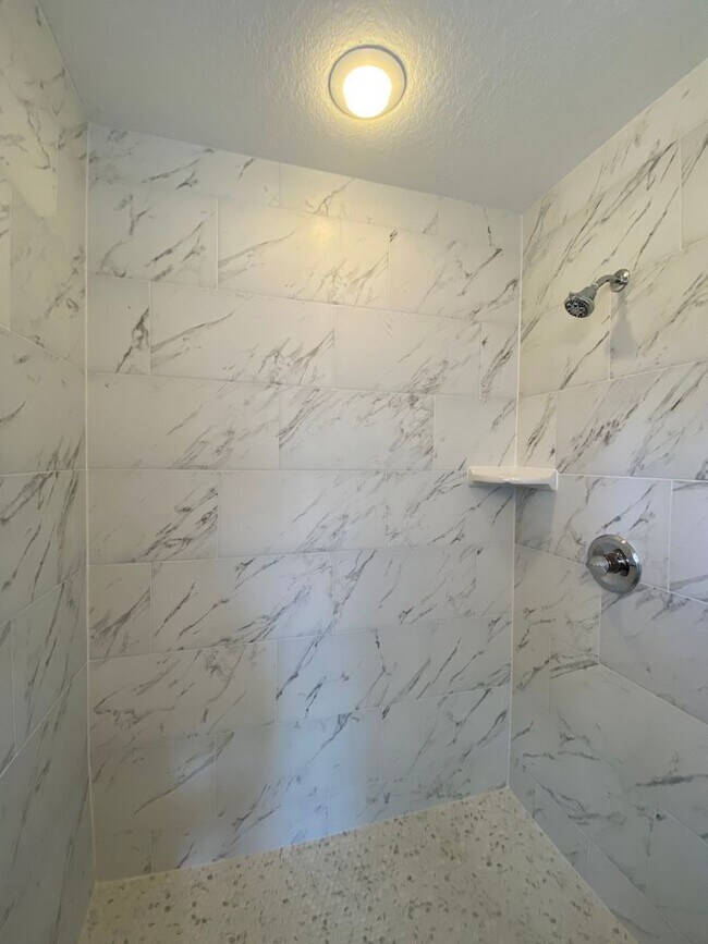 Building Photo - Desirable SW Ocala Neighborhood 3/2/2 **WON'T LAST**