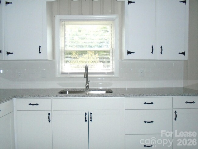 Building Photo - 1500 Woodhill Ln