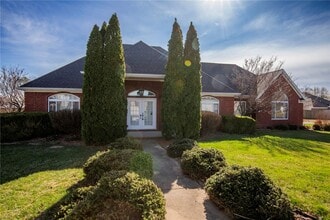 Building Photo - 115 NW Orchard Way