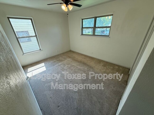 Building Photo - 107 Hilltop Dr