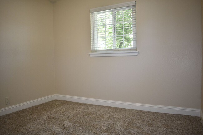 Building Photo - 5150 Oak Leaf Ave