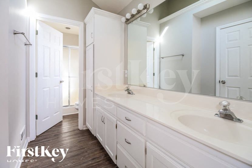 Building Photo - 713 Canter St