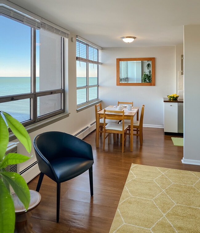 Building Photo - 6171 N Sheridan Rd