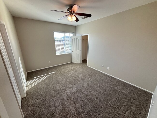 Building Photo - Gorgeous 6Bed/5Bath/4Car, 2-Story Home located in the Mountains Edge