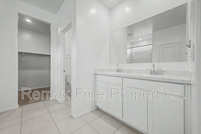 Building Photo - 15543 W Desert Hollow Dr