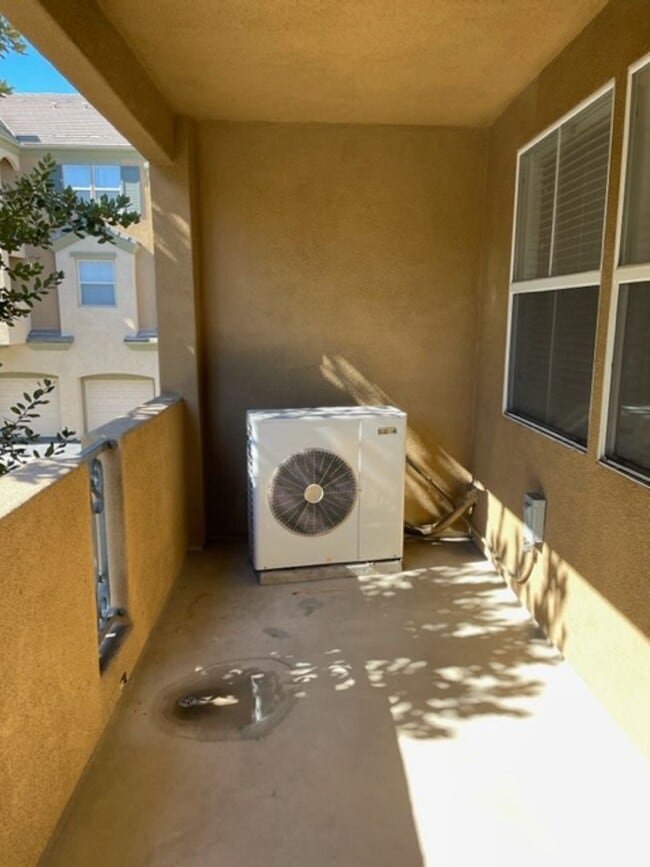 Building Photo - Otay Ranch townhome