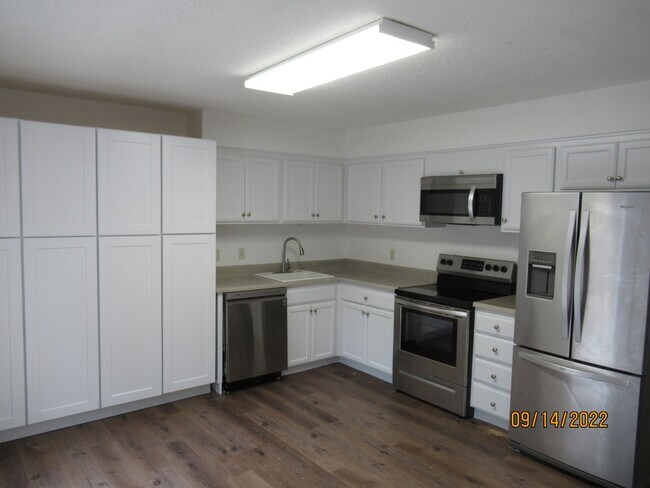 Building Photo - MOVE-IN SPECIAL!*** Fully Remodeled Townho...