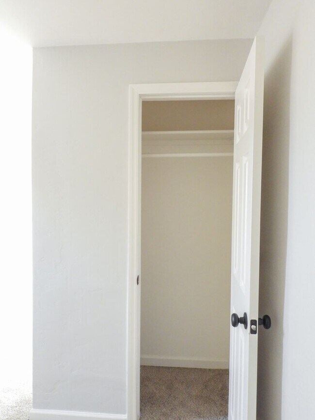 Building Photo - Close to Downtown 3 Bed 2 Bath with Fenced Backyard