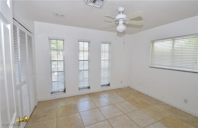 Building Photo - 3461 Lakeview Dr