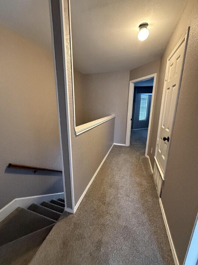 Building Photo - Spacious 2 Bed, 2.5 Bath Condo on Speight Ave with Private Porch & Community Pool