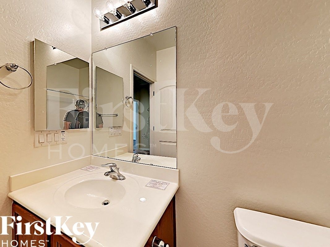 Building Photo - 802 W Love Rd