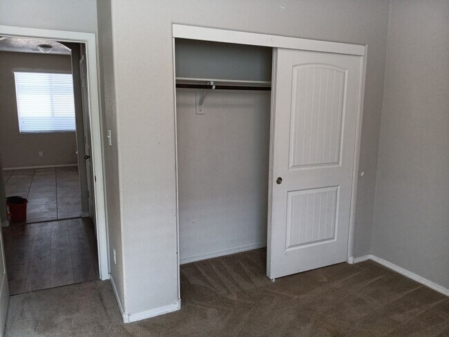 Building Photo - Spacious 4-bedroom, 2-bathroom home! Showi...