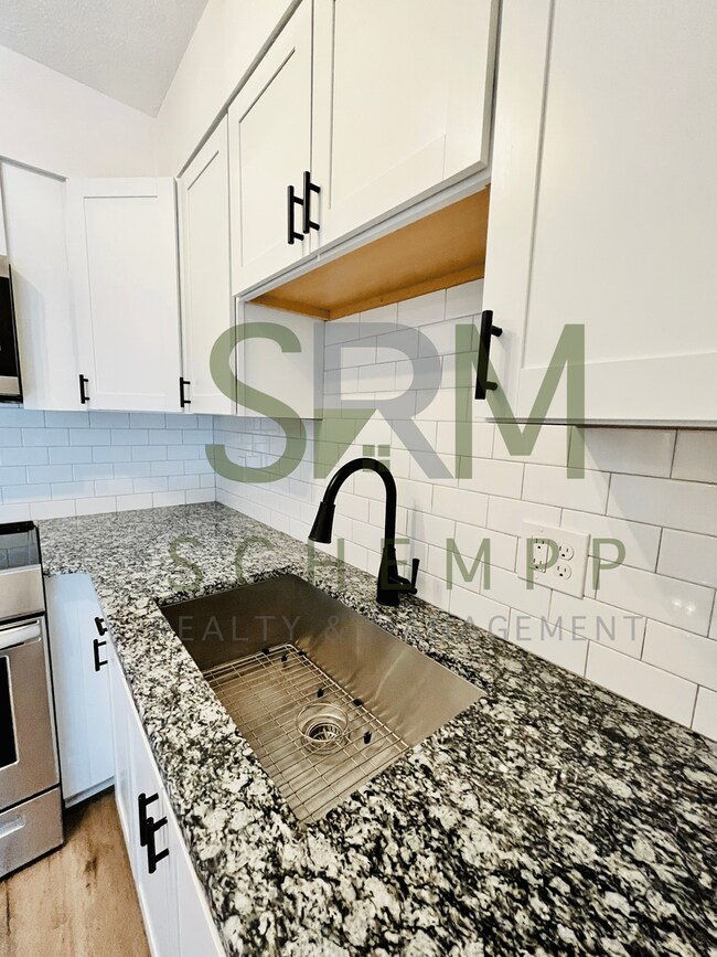 Building Photo - Remodeled one bedroom condo off Gardiner Lane with laundry and pool access!