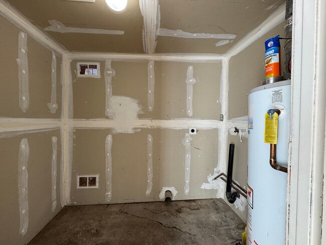 Building Photo - 2Bdm 1 Bath, Washer/Dryer Hookups, Will no...