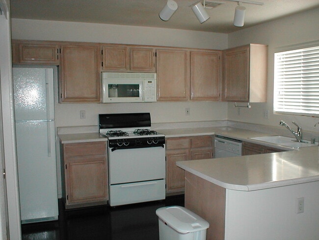 Building Photo - 628 Rolling Valley Way