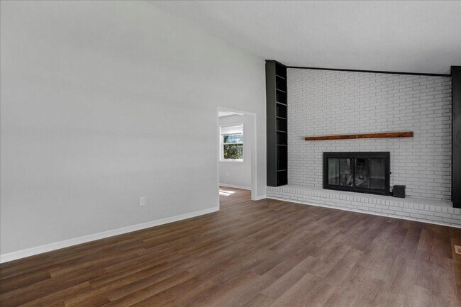 Building Photo - 1844 Brier Ln