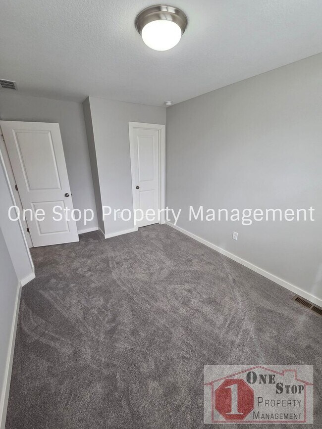 Building Photo - 3 Bedroom / 2.5 Bathroom Townhome in Louisburg, KS!