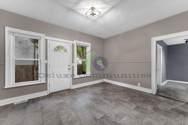 Building Photo - 636 Livingston Ave NE