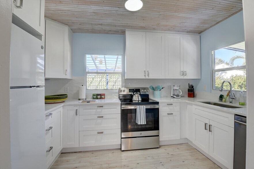 Primary Photo - 212 SW 1st Ave