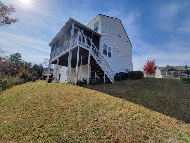 Building Photo - 6 Bed, 4 Bath Home Available in Simpsonville