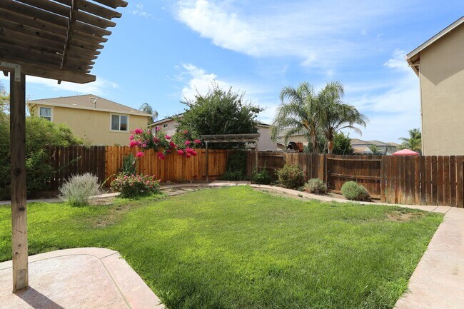Building Photo - Spacious family home