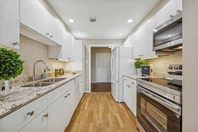 Building Photo - 49 Briar Hollow Ln